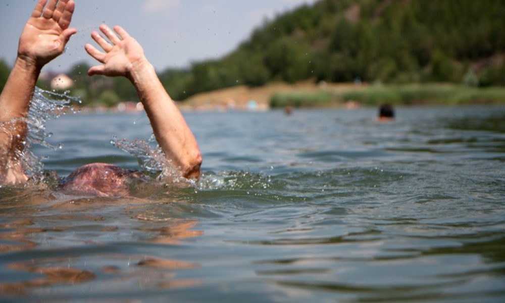 Două persoane s-au înecat în bazinele acvatice din țară