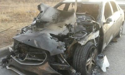 Un Mercedes a luat foc după ce șoferul s-a izbit într-un stâlp