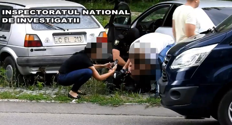 Un grup infracțional condus de un fost polițist, reținut de oamenii legii